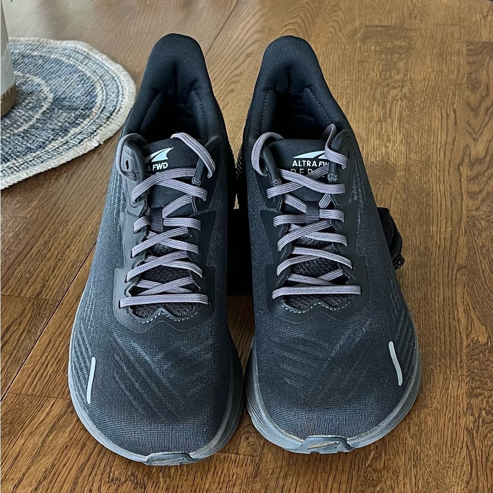WOMENS ALTRA FWD  SZ. 9.5. Black/Charcoal